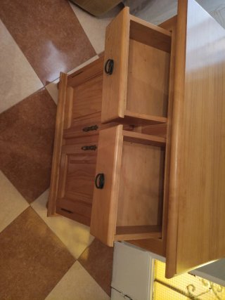 Mueble de madera con espejo.