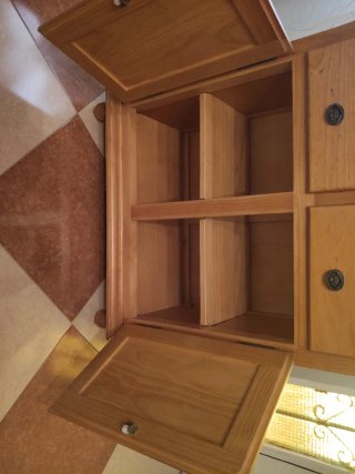 Mueble de madera con espejo.