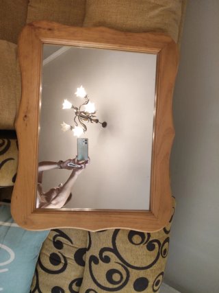 Mueble de madera con espejo.