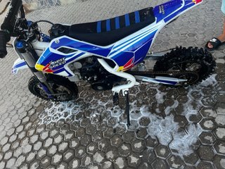 Moto de cross azul y blanca