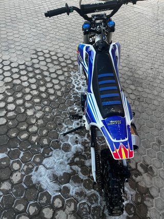 Moto de cross azul y blanca