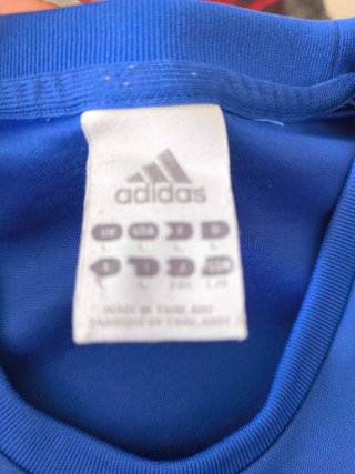 Camiseta deportiva Adidas azul y blanca