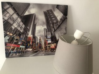 LÁMPARA Y CUADRO DECORATIVO