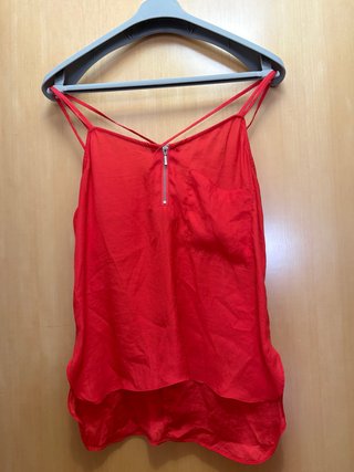 Blusa roja con cremallera y bolsillo