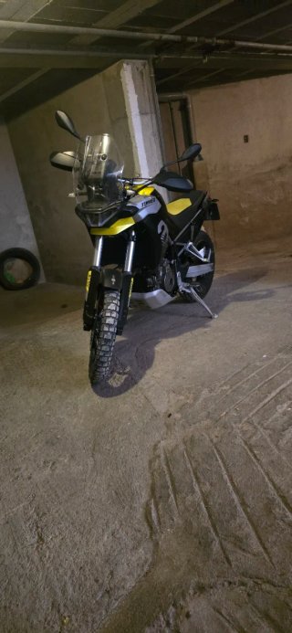 Moto Adventure Negra y Amarilla