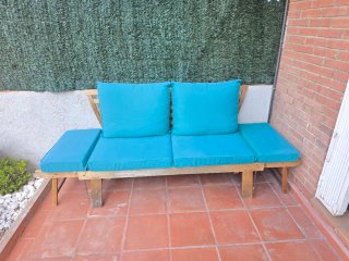 Sofá de exterior de madera y tela