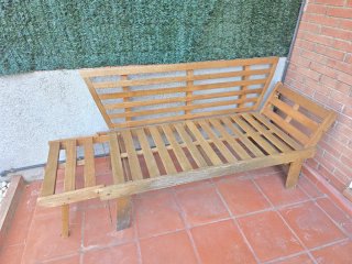 Sofá de exterior de madera y tela
