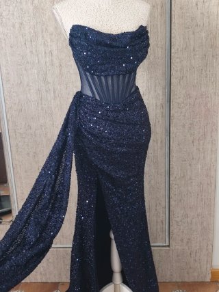 Vestido de fiesta azul con lentejuelas