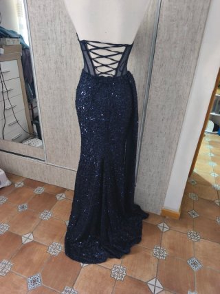 Vestido de fiesta azul con lentejuelas