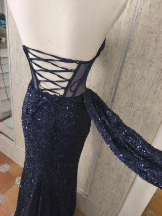Vestido de fiesta azul con lentejuelas