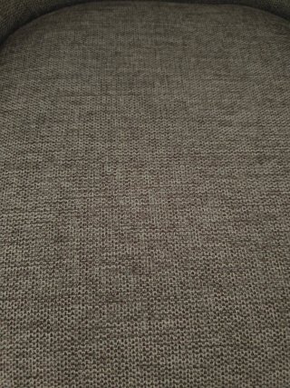 Silla tapizada gris/beige con patas negras