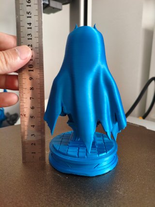 Busto mujer con túnica y cuernos