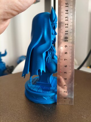 Busto mujer con túnica y cuernos