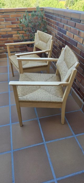 Sillas de madera y fibra natural