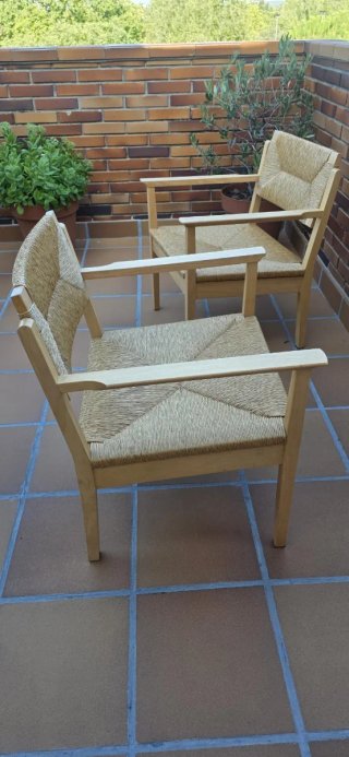 Sillas de madera y fibra natural