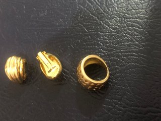 Anillo dorado ya pendientes chapados en oro