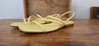 Sandalias planas Bryan Stepwise amarillas.