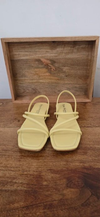 Sandalias planas Bryan Stepwise amarillas.