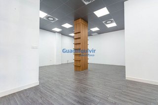 Local comercial en alquiler en La Buhaira en Sevilla