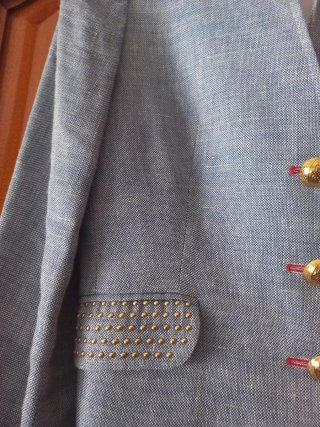 Blazer REVER gris con detalles dorados