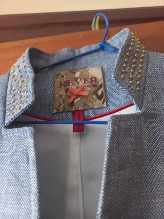 Blazer REVER gris con detalles dorados