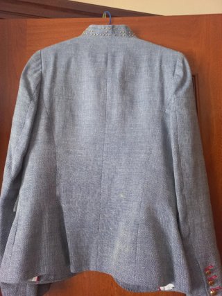 Blazer REVER gris con detalles dorados