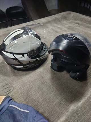 Casco de moto y chaqueta moto