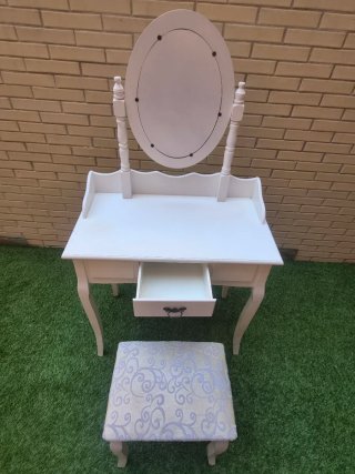 Tocador blanco con espejo ovalado y taburete
