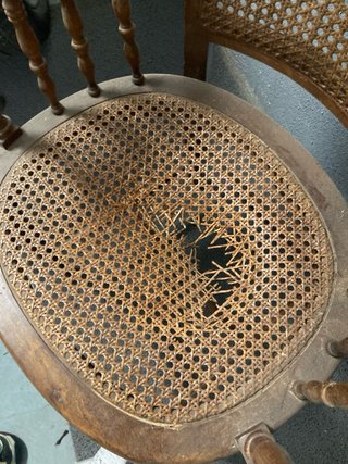 Silla de madera y mimbre a restaurar