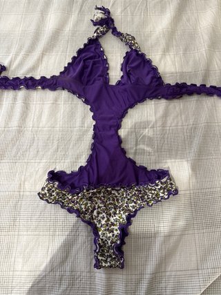 Trikini estampado floral con volantes morados
