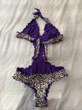 Trikini estampado floral con volantes morados