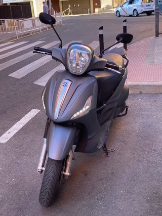Piaggio Beverly 300 gris - Muy cuidada
