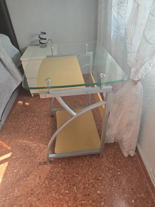 Escritorio de cristal y madera