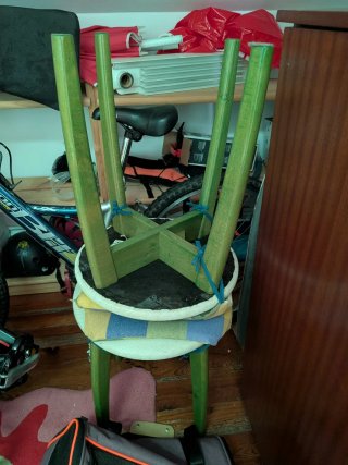 Mesa con cajón y 4 asientos