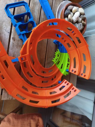 Pista Hot Wheels Sacacorchos con choque.