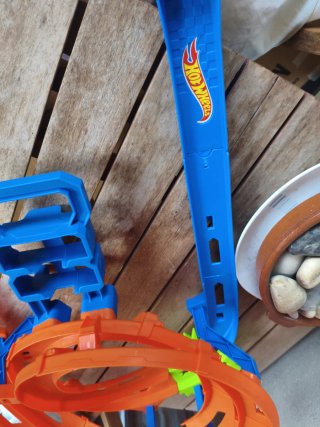 Pista Hot Wheels Sacacorchos con choque.