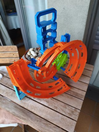 Pista Hot Wheels Sacacorchos con choque.