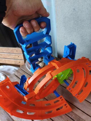 Pista Hot Wheels Sacacorchos con choque.