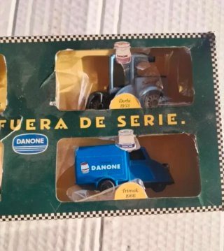 Caja 4 camiones metálicos Danone