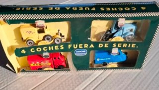 Caja 4 camiones metálicos Danone