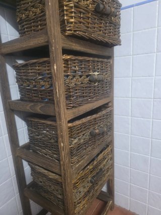 Mueble de mimbre y madera