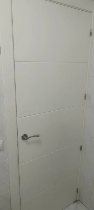 Puerta blanca moderna