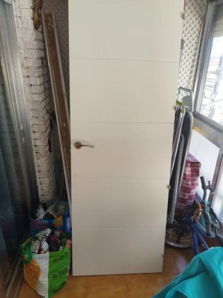 Puerta blanca moderna