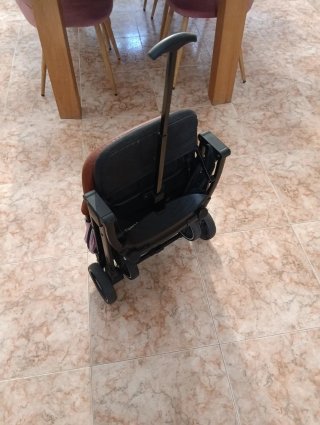 Silla de paseo MoMi rosa y negra