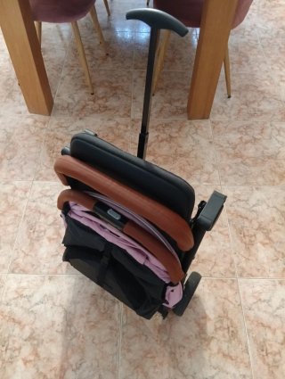 Silla de paseo MoMi rosa y negra