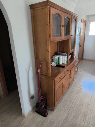 Mueble de madera con vitrina
