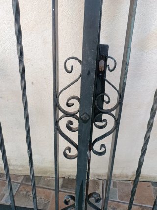 Reja doble hoja hierro macizo acceso piscina/casa