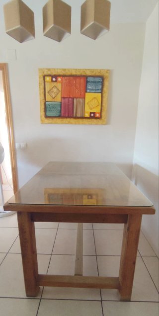 Mesa Madera extensible con seis sillas a juego.