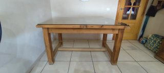 Mesa Madera extensible con seis sillas a juego.