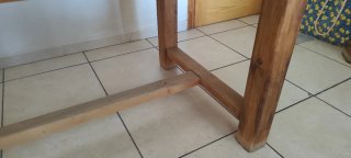 Mesa Madera extensible con seis sillas a juego.